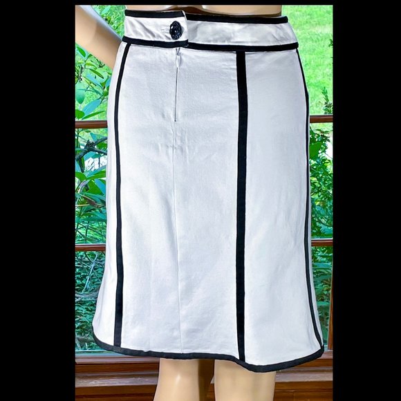 ▪️NANETTE LEPORE▪️Mod Floral Embroidered Laser Cut Pocket Skirt - Picture 2 of 11